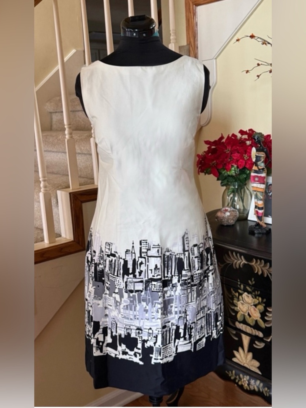 Leslie Fay White and Black Midi Dress with Cityscape Print